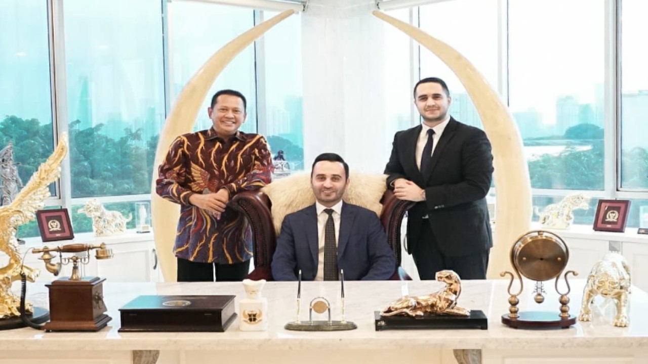 Ketua MPR RI Bambang Soesatyo (kiri) diabadikan bersama perwakilan JTA International Holding/ist