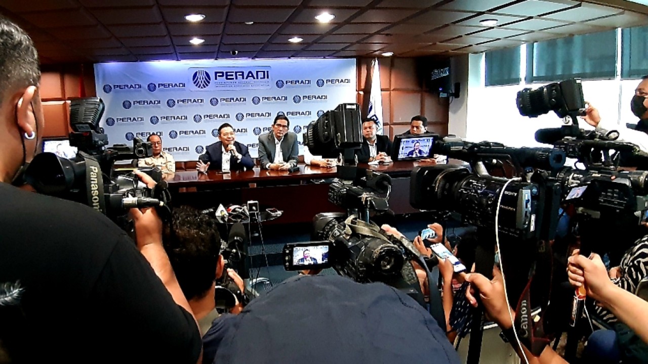 Ketum Peradi Otto Hasibuan bersama anggota menggelar konferensi pers terkait pernyataan Hotman Paris Hutapea/istimewa