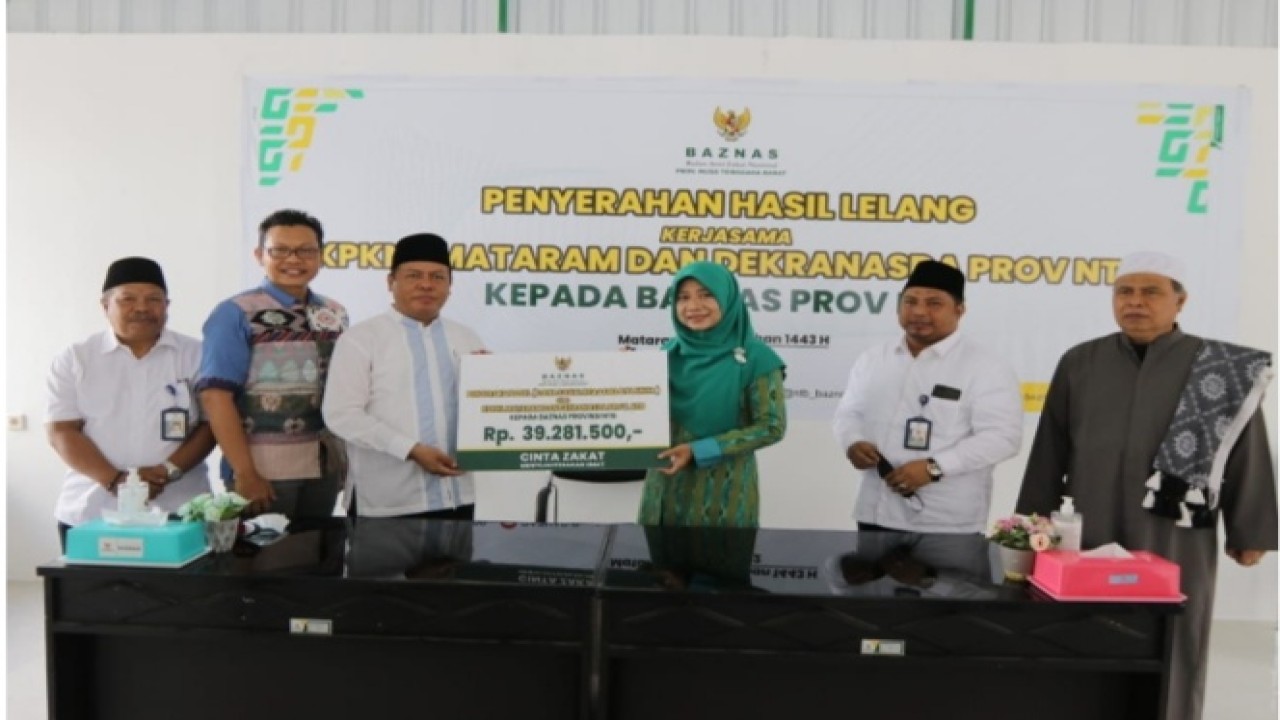 Ketua Dewan Kerajinan Nasional Daerah (Dekranasda) Provinsi Nusa Tenggara Barat, Niken Saptarini Widyawati Zulkieflimansyah menyerahkan hasil lelang amal kepada Baznas NTB, Selasa (5/4/2022).Foto (istimewa)