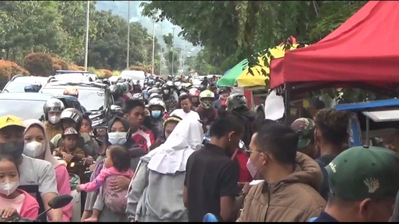 Warga membeli menu takjil di kawasan Gading Tutuka Soreang Bandung. Foto: Saifal ode