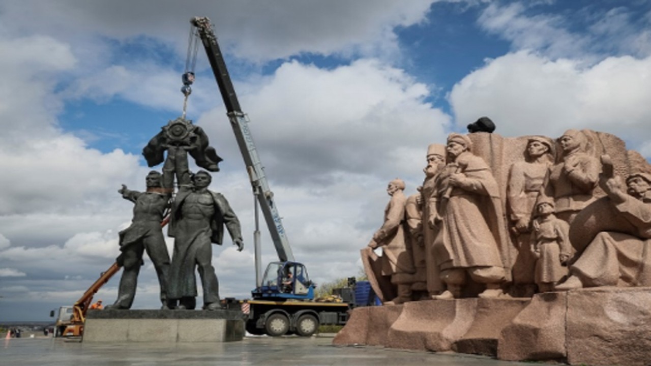 Sebuah monumen Soviet untuk persahabatan antara negara-negara Ukraina dan Rusia terlihat selama pembongkarannya, di tengah invasi Rusia ke Ukraina, di Kyiv tengah, Ukraina 26 April 2022. (Reuters)