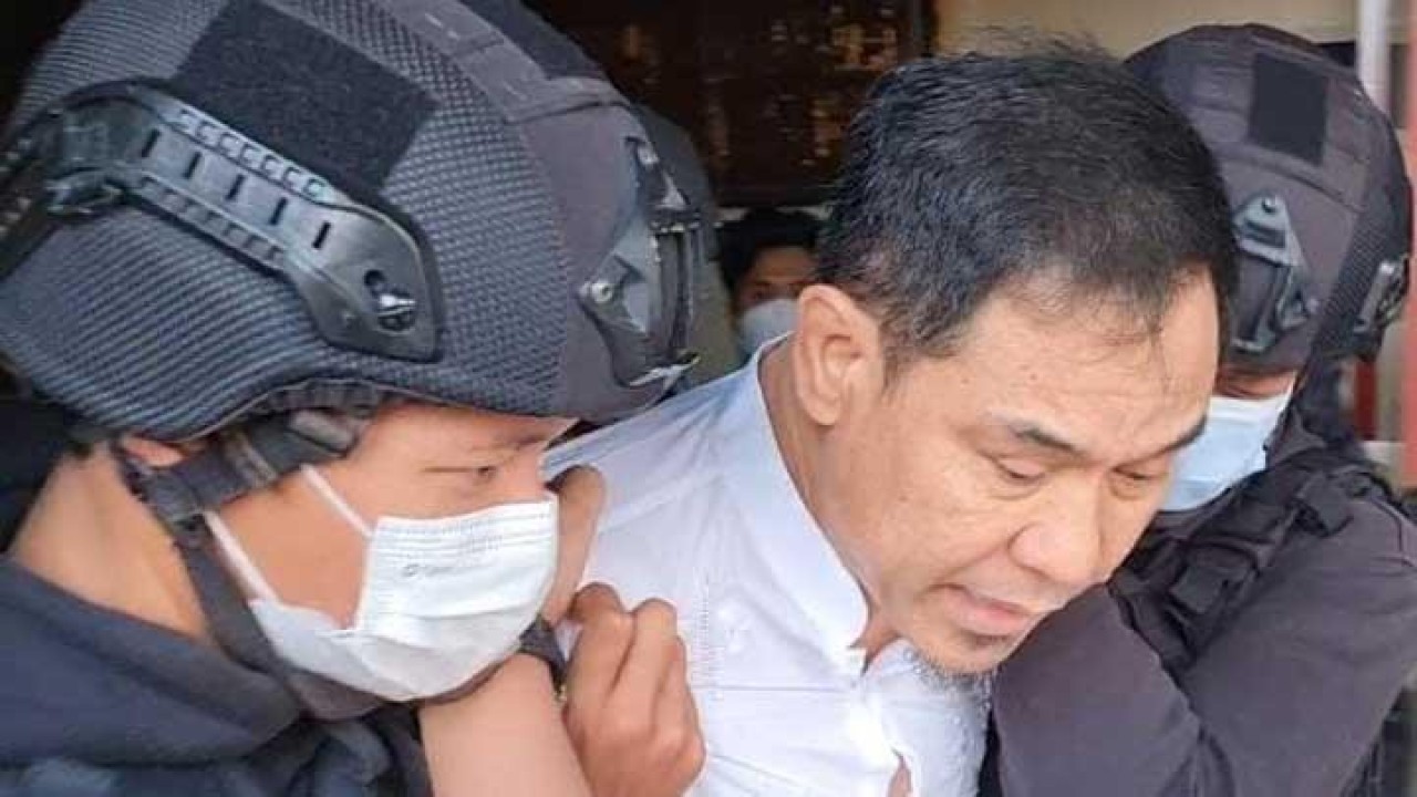 Munarman saat ditangkap polisi.