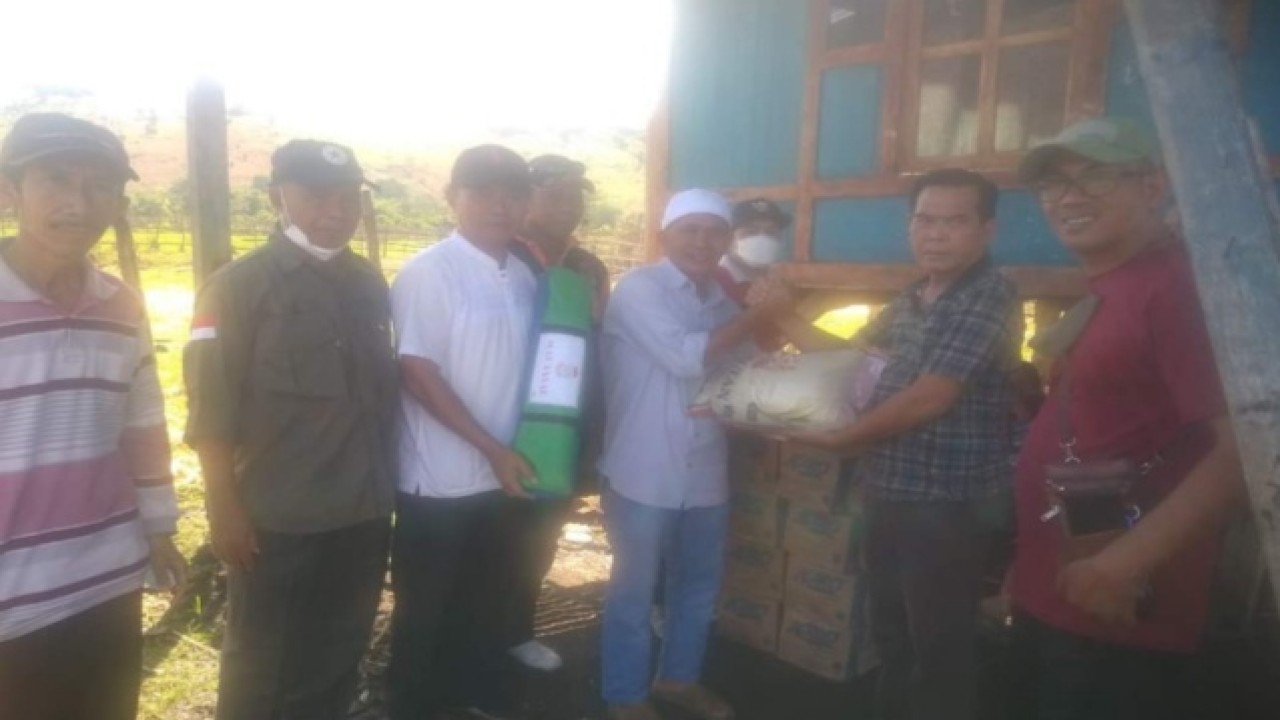 Pemerintah Provinsi Nusa Tenggara Barat (NTB)  bergerak cepat membantu warga yang terkena musibah angin puting beliung di Kecamatan Mangge Lewa, Desa Sori Utu Dusun Mada Landi Dompu, Sabtu(16/4/2022). Foto (istimewa)