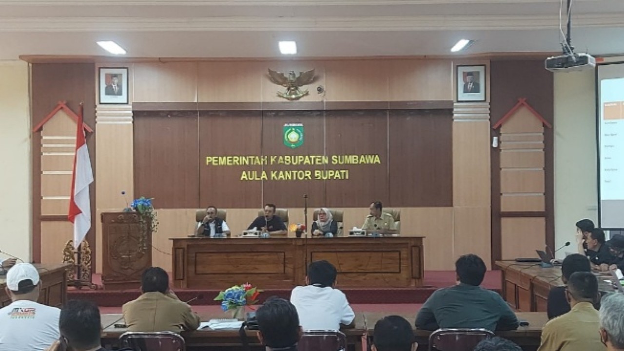 Pemprov NTB  menggelar rapat untuk memastikan segala persiapan pelaksanaan MXGP Samota-Sumbawa yang dilaksanakan di Aula Madilaoe ADT Lantai III Kantor Bupati Sumbawa, Senin (25/4/2022). Foto (istimewa)