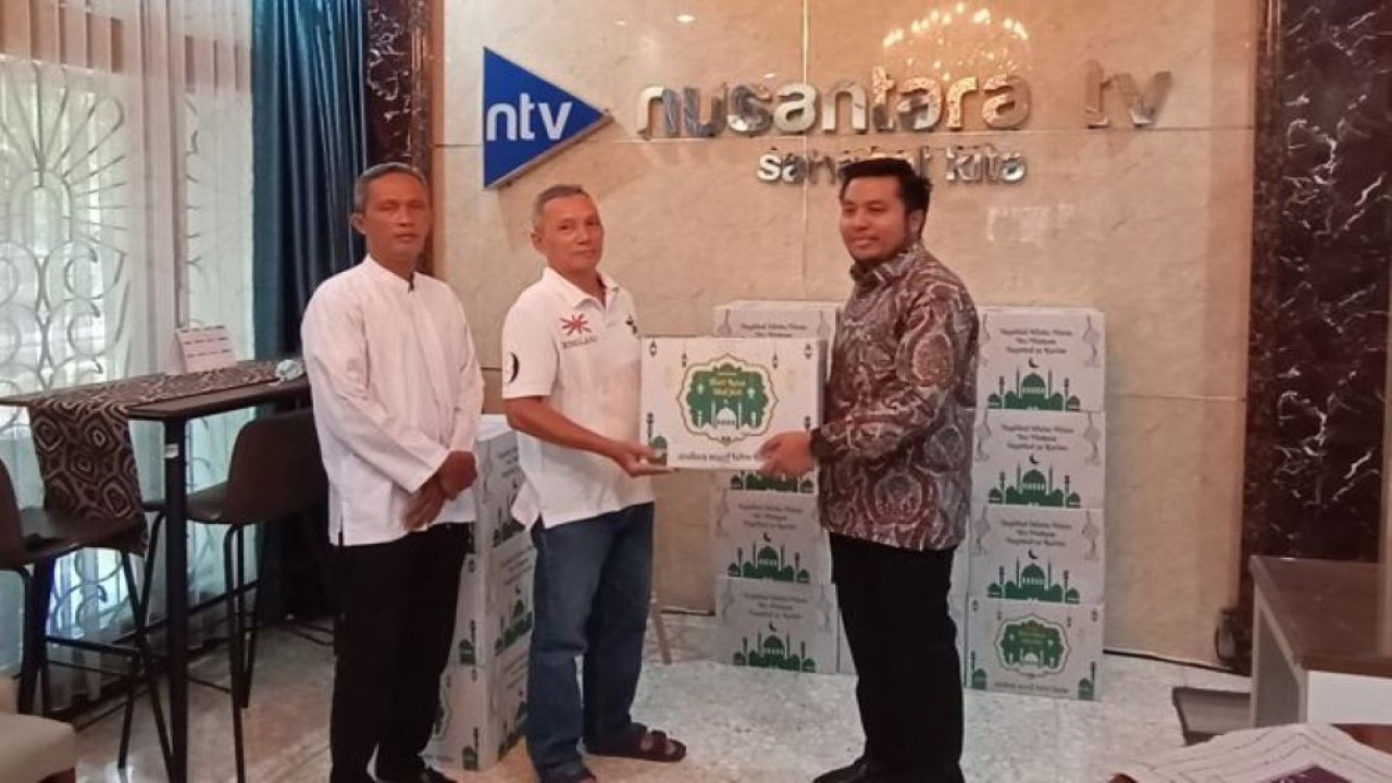 Direktur Utama PT NTFAM Tommy William Tampubolon menyerahkan bingkisan lebaran 2022 kepada Ketua RW 07, Suryanto dan Ketua RT 11, Achmad Mundari, di Kantor Pusat NT Corp, Cempaka Putih, Jakarta Pusat (Jakpus), Jumat (29/4/2022). (Adiantoro/NTV)