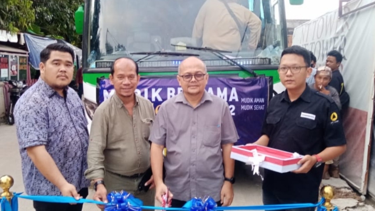 Pelepasan program "Mudik Bersama NT Corp 2022" oleh  Deputi HRD GA NT Corp, Rudianto Sirait dan Corporate Secretary, Tulus Tampubolon/Nusantara TV