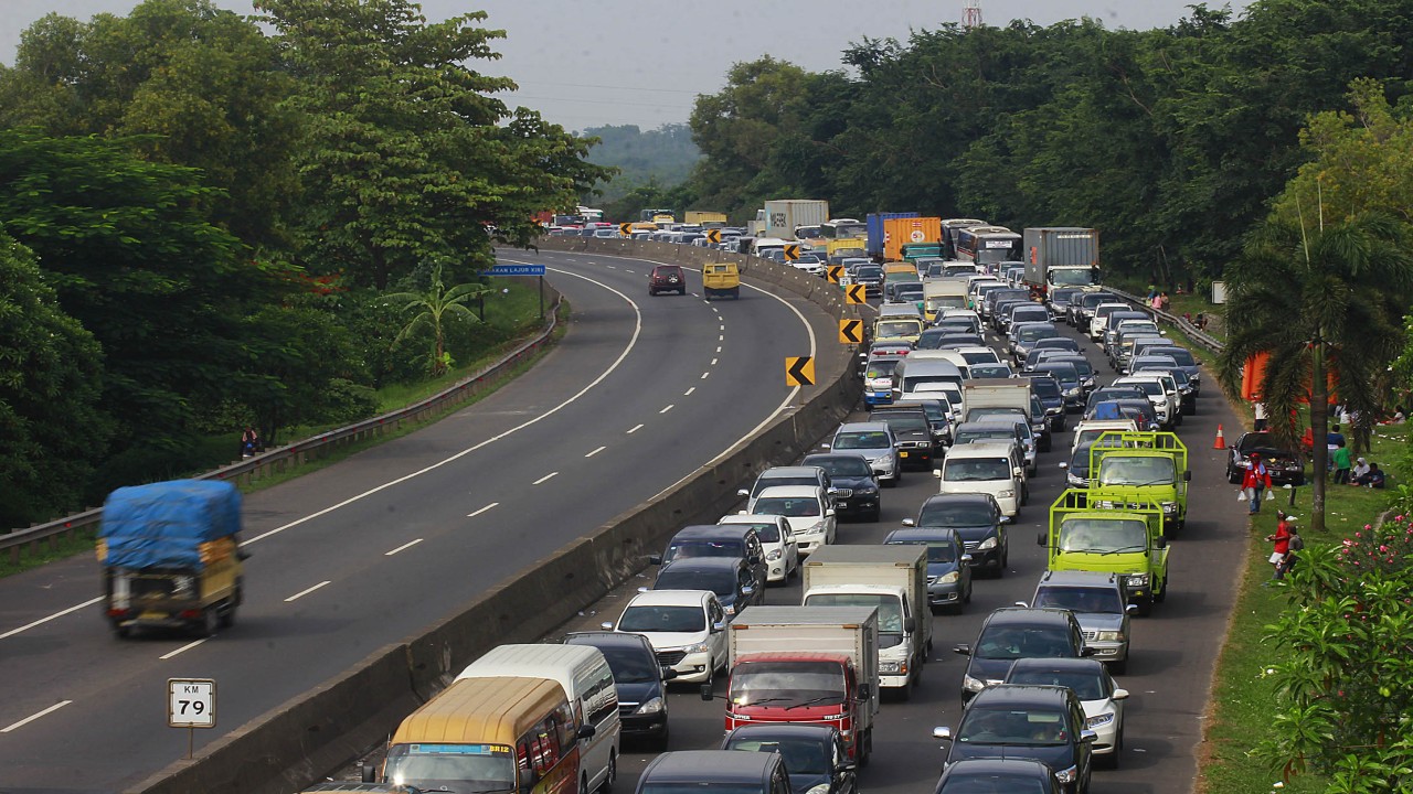 Pemberlakuan one way di ruas Tol Cipularang mengakibatkan kemacetan para pada lajur ke arah Jakarta/ist