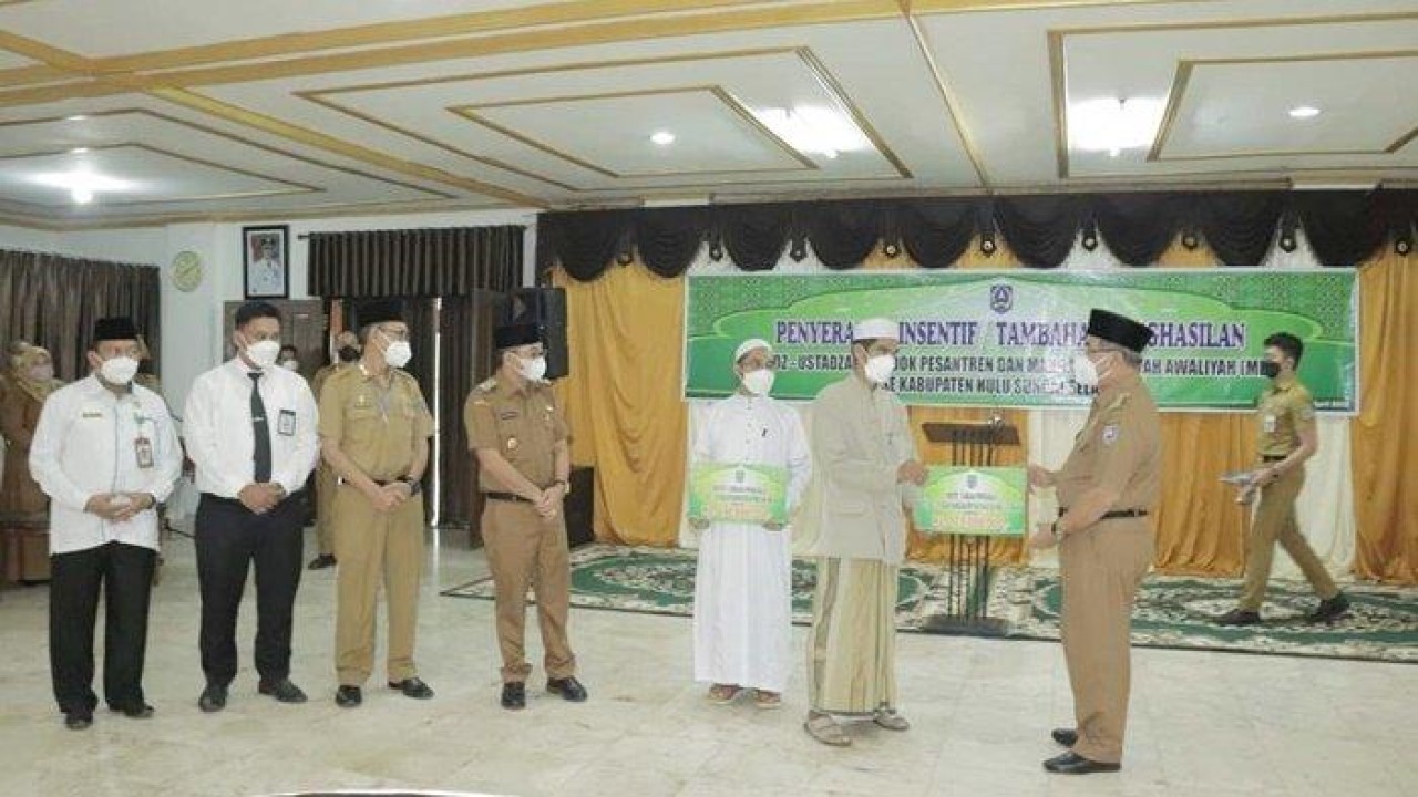 Penyerahan insentif untuk ustaz dan ustazah dari Pemkab HSS. Foto: Dok Diskominfo Pemkab HSS