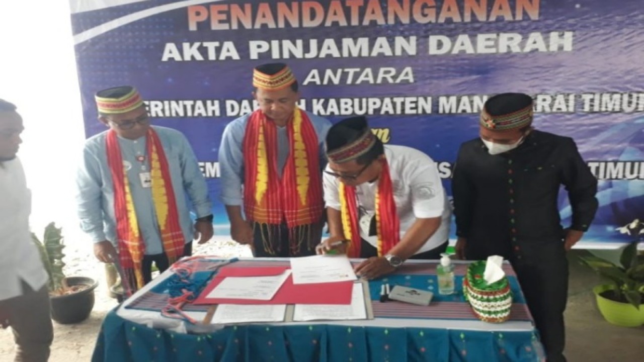 Penandatanganan Akta Pinjaman Daerah antara Bupati Manggarai Timur Andreas Agas dengan Direktur Utama Bank NTT,  Alex Riwu Kaho di Desa Compang Ndejing, Kecamatan Borong, Sabtu (16/4/2022). Foto (Istimewa)