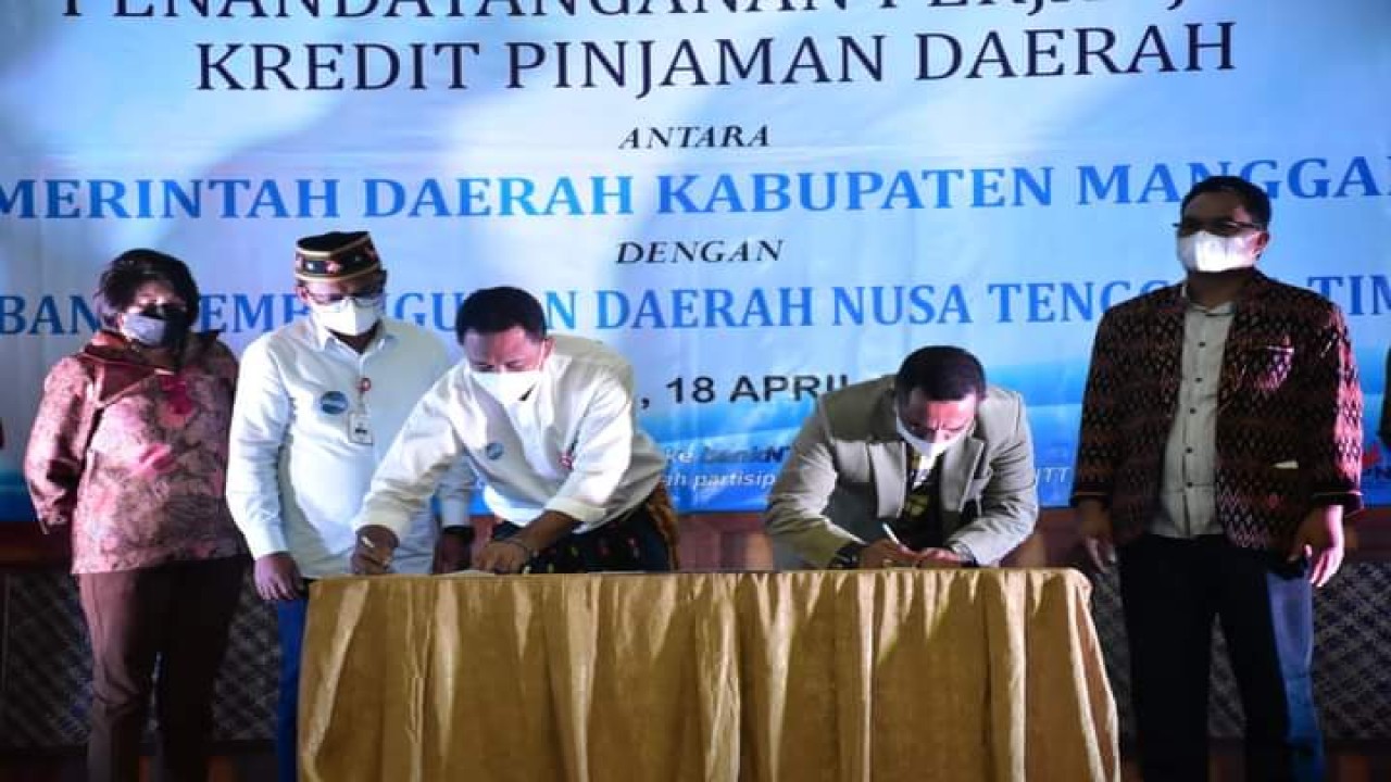 Bupati Manggarai,Herybertus GL Nabit (Kanan) menandatangani akta pinjaman daerah dari bank NTT senilai 250 Miliar di Hotel Revayah, Senin (18/4/2022). Foto (istimewa)