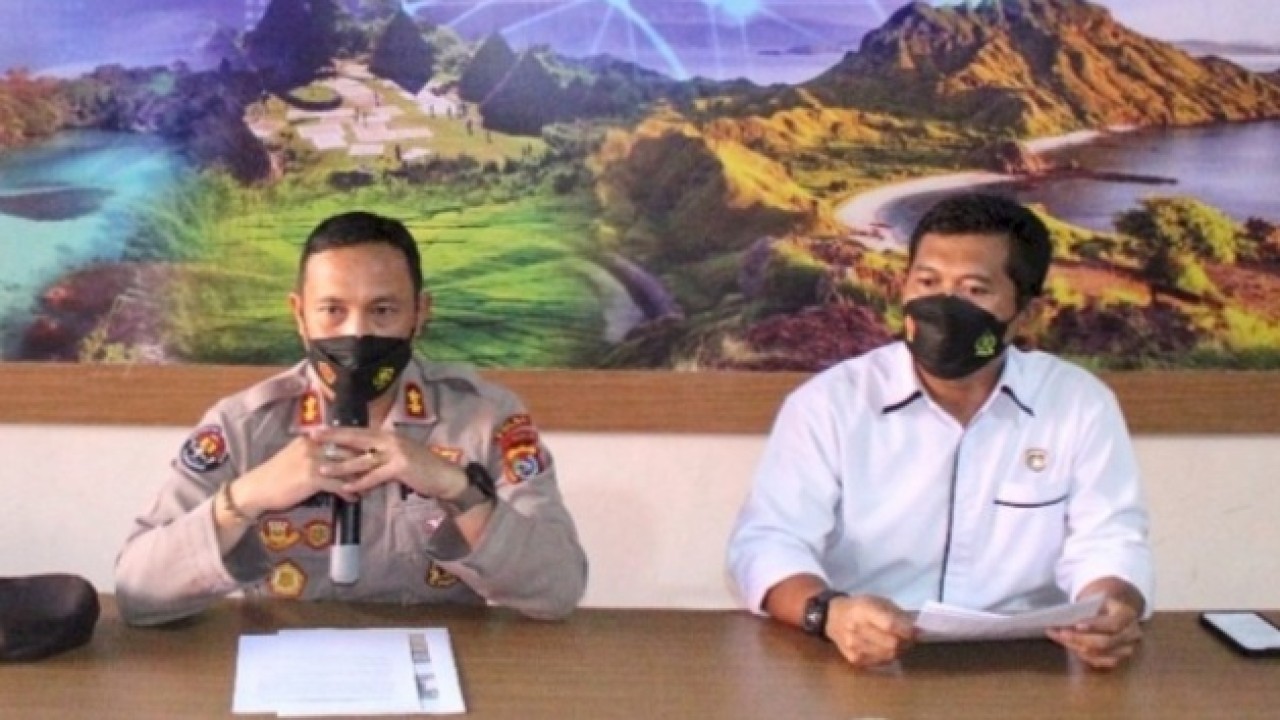 Kabidhumas Polda NTT, AKBP Ariasandy, didampingi Ditreskrimsus Polda NTT, Kombes Pol. Noviana Tursanurohmad saat menggelar konferensi pers di Mapolda NTT, Kamis (28/4/2022). Foto (Istimewa)