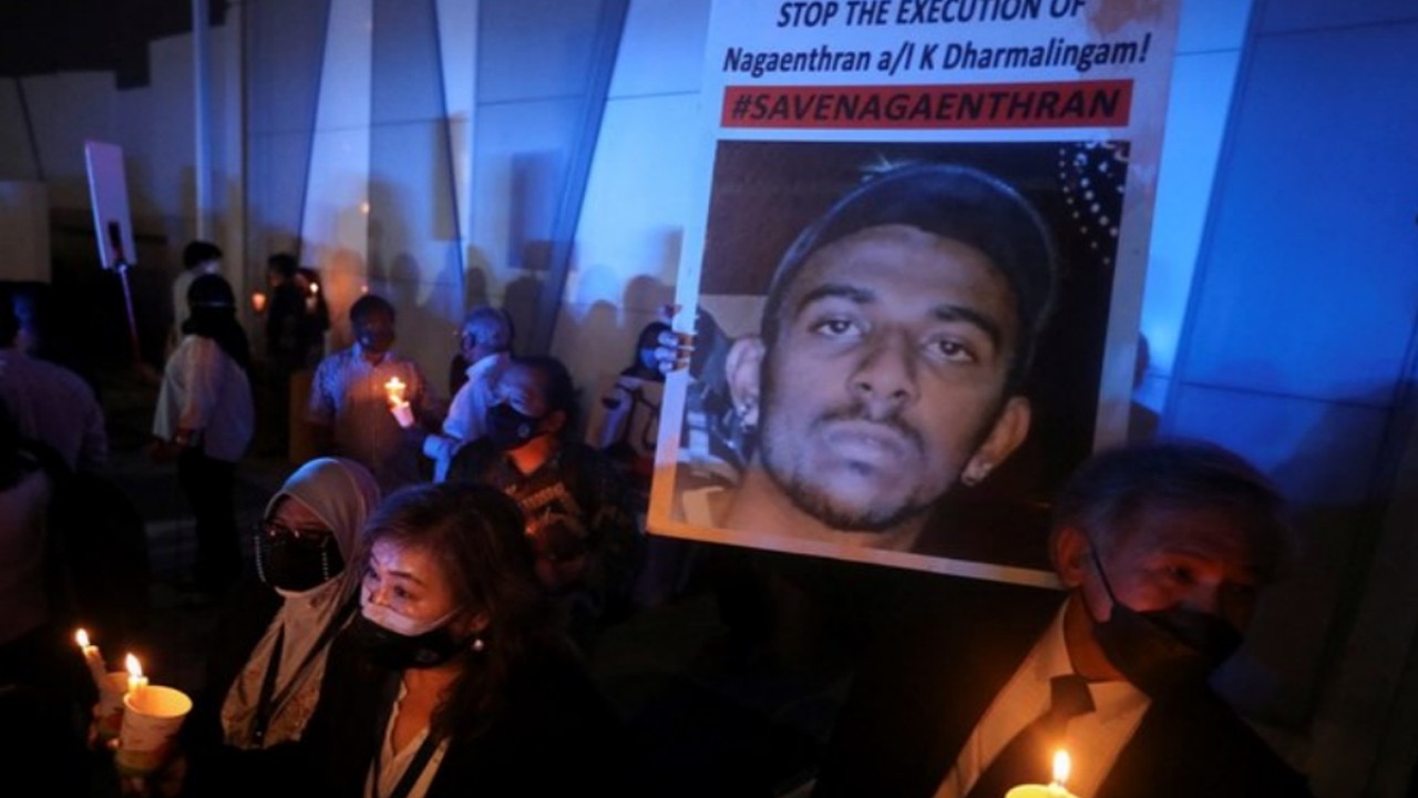 Sekitar 300 orang mengadakan nyala lilin di taman Singapura pada hari Senin untuk memprotes rencana eksekusi mati. (Reuters)