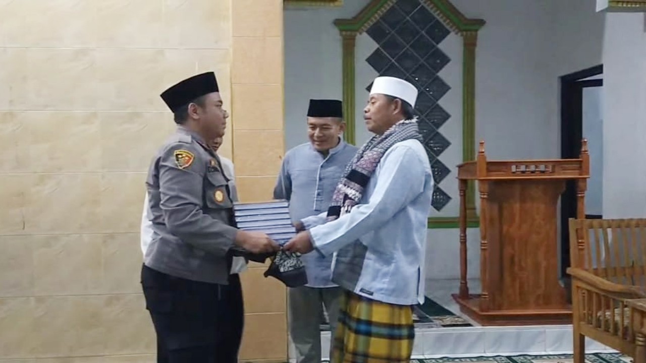 Kapolsek Cilawu, Kompol Tommy Widodo serahkan bantuan ke Pesantren