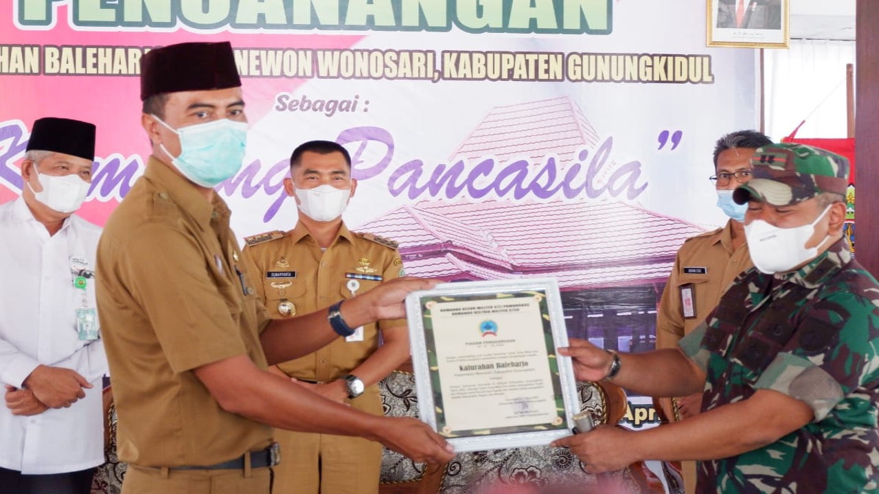 Simbolis penetapan Kalurahan Baleharjo sebagai kampung Pancasila.