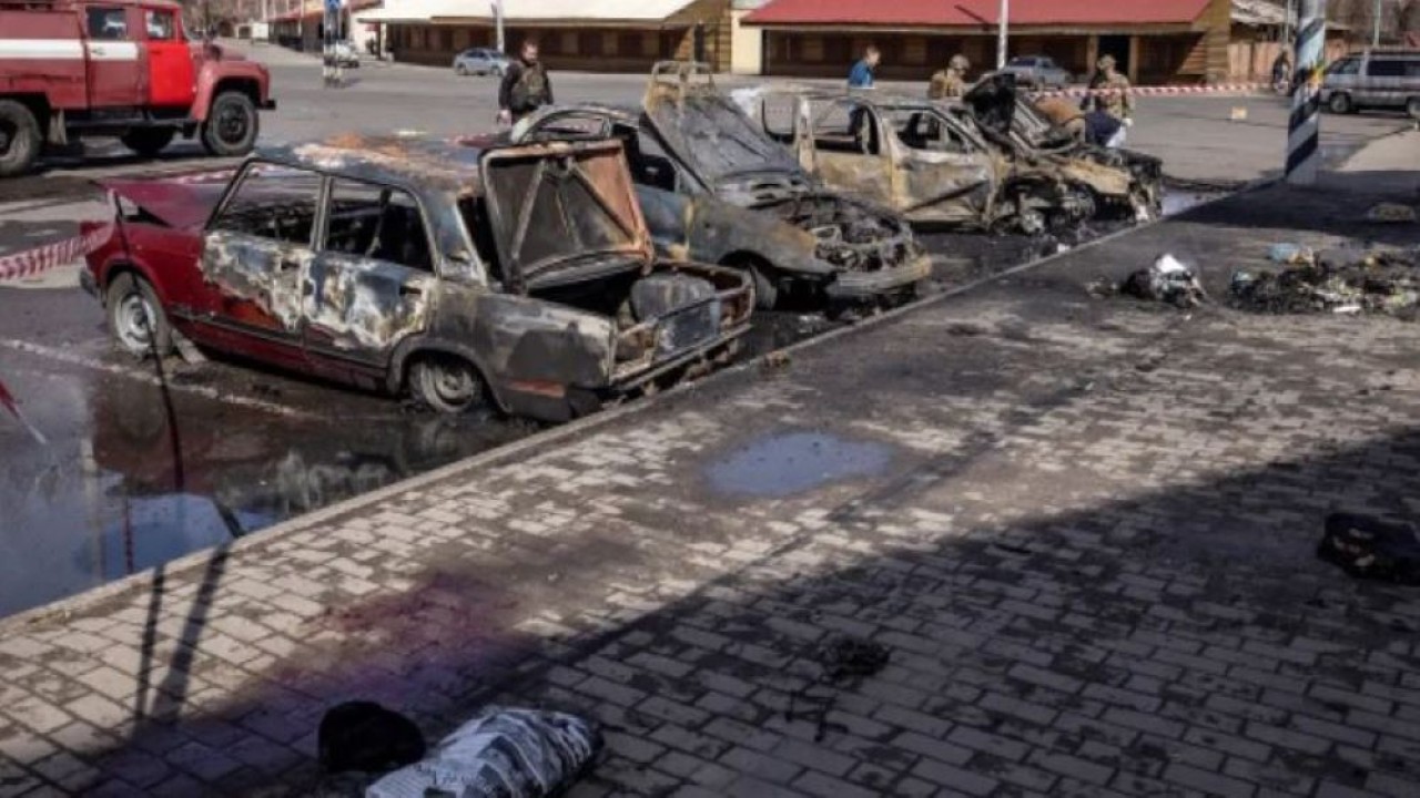 Mobil yang hancur di luar stasiun kereta api di Kramatorsk, Ukraina timur, yang digunakan untuk evakuasi warga sipil, setelah terkena serangan roket. (AFP)