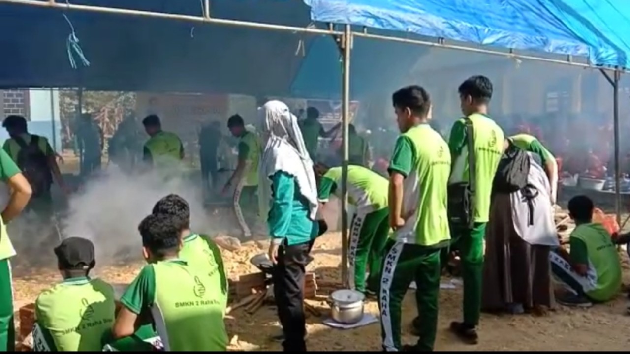 Siswa SMK dan sejumlah sekolah lain sedang membuat minyak. Foto: Istimewa