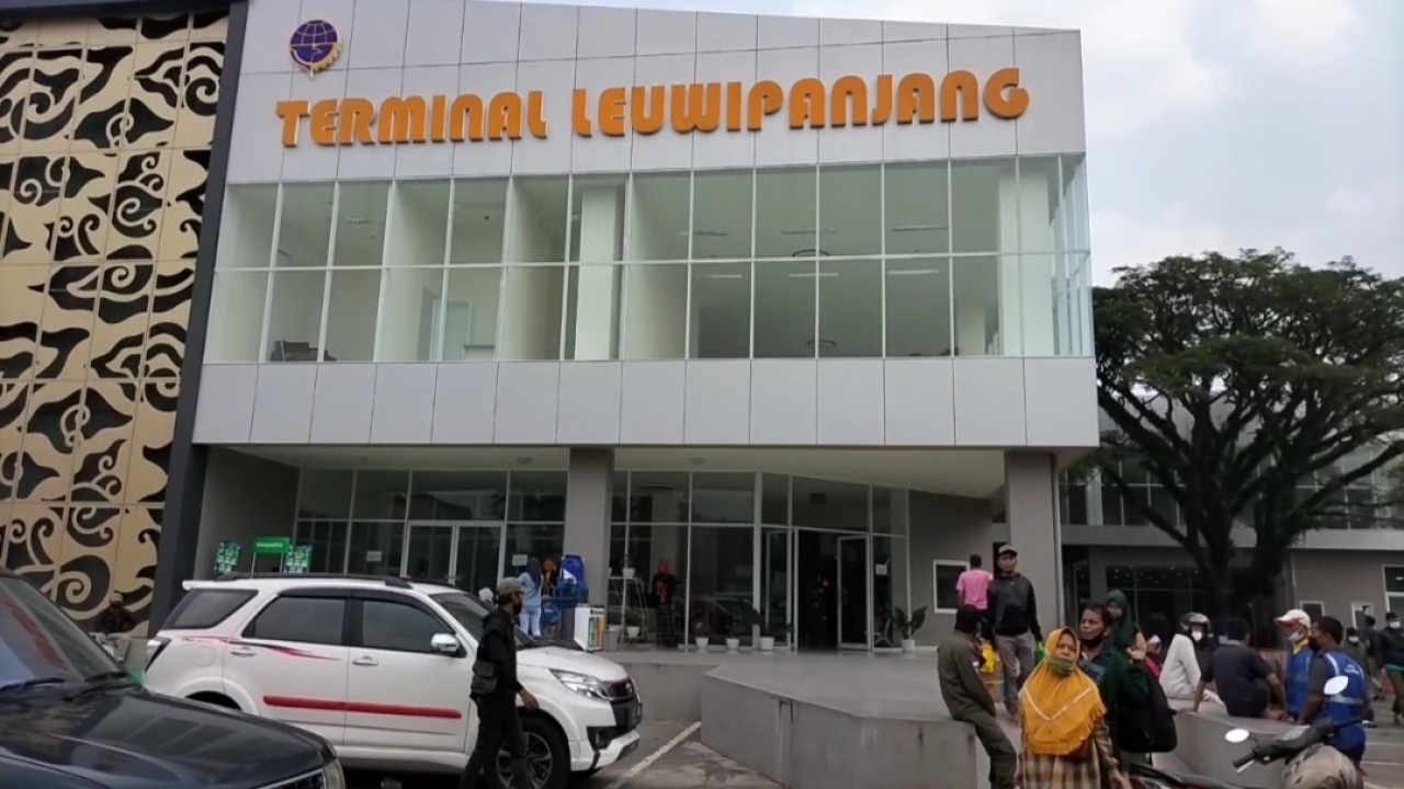 Suasana terminal bus Leuwipanjang Bandung. foto: Saifal