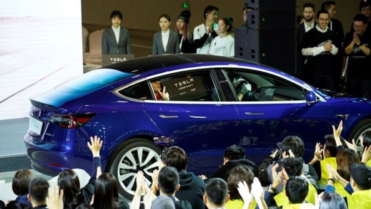 Pemilik kendaraan Model 3 Tesla buatan China duduk di dalam mobil selama acara pengiriman di pabrik Tesla di Shanghai di China 7 Januari 2020. (Aly Song/Reuters)