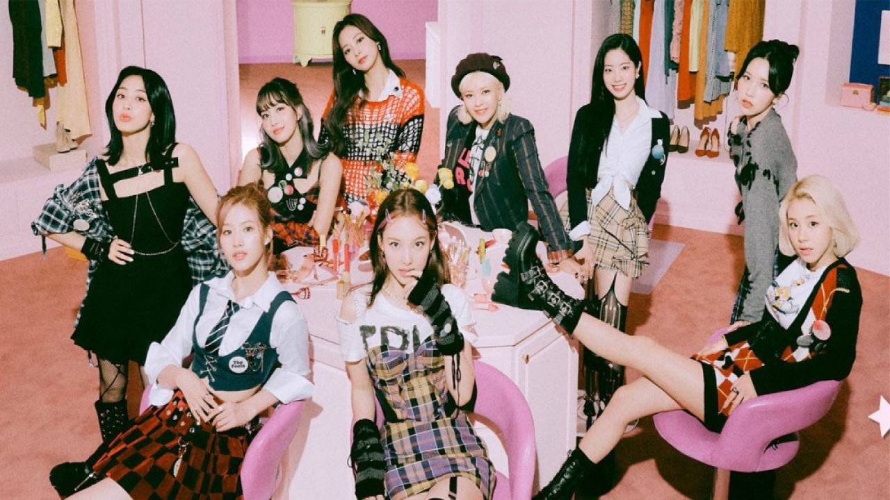 TWICE menjadi girl grup k-pop pertama yang mencapai 10 juta followers di Twitter. (Allkpop)