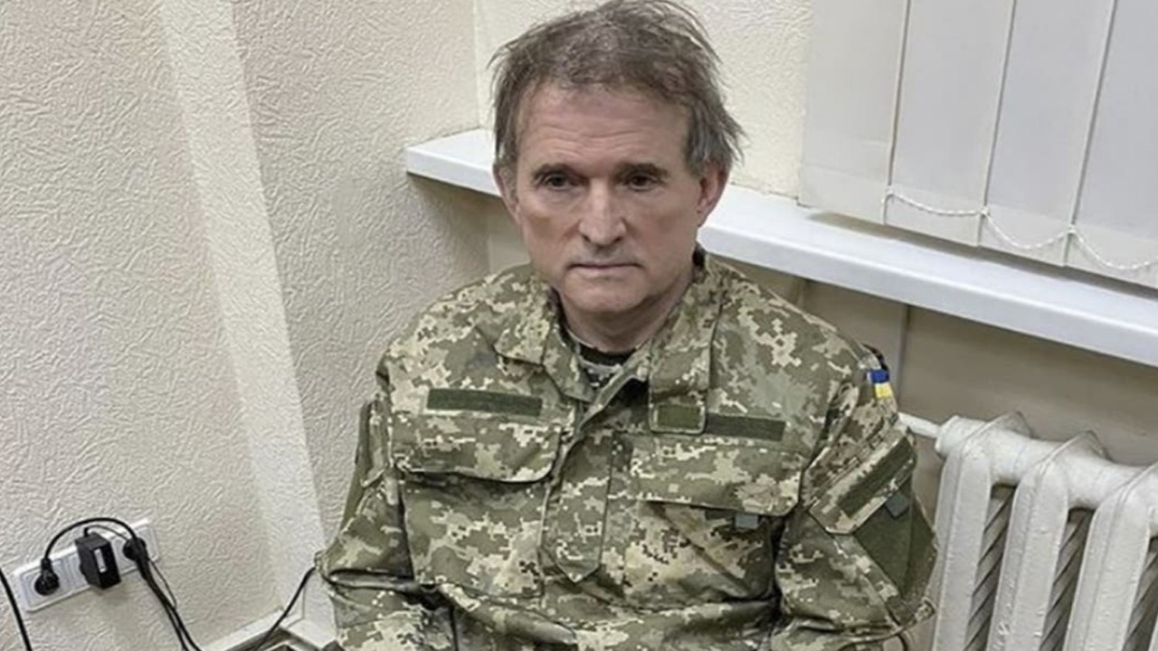 Instagram Presiden Ukraina menunjukkan taipan Viktor Medvedchuk dengan tangan terborgol memakai seragam tentara Ukraina. (AFP)