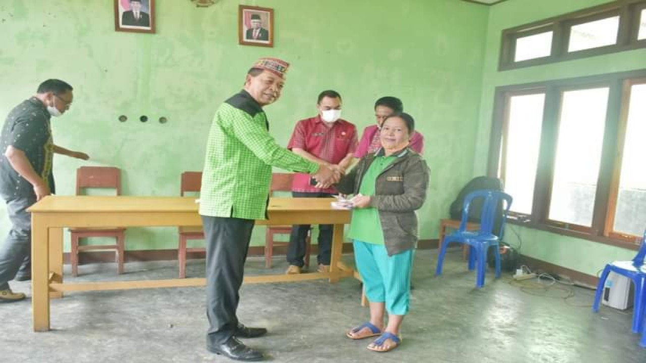 Wakil Bupati Manggarai, Herybertus Ngabut menyerahkan secara simbolis BLT Minyak Goreng kepada warga di Kecamatan Langke Rembong. Foto (istimewa)