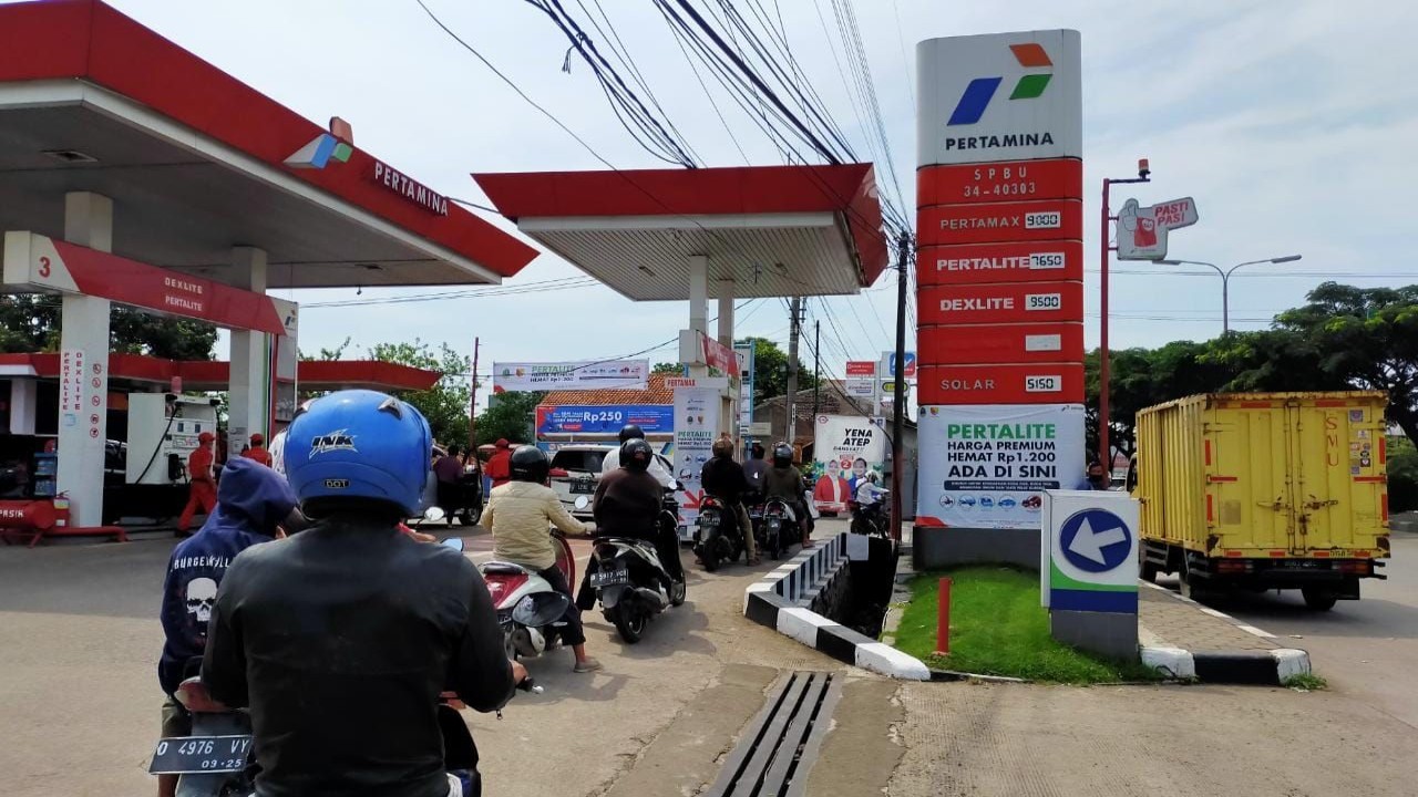 Antrean pengendara motor yang ingin membeli BBM Pertalite/ist