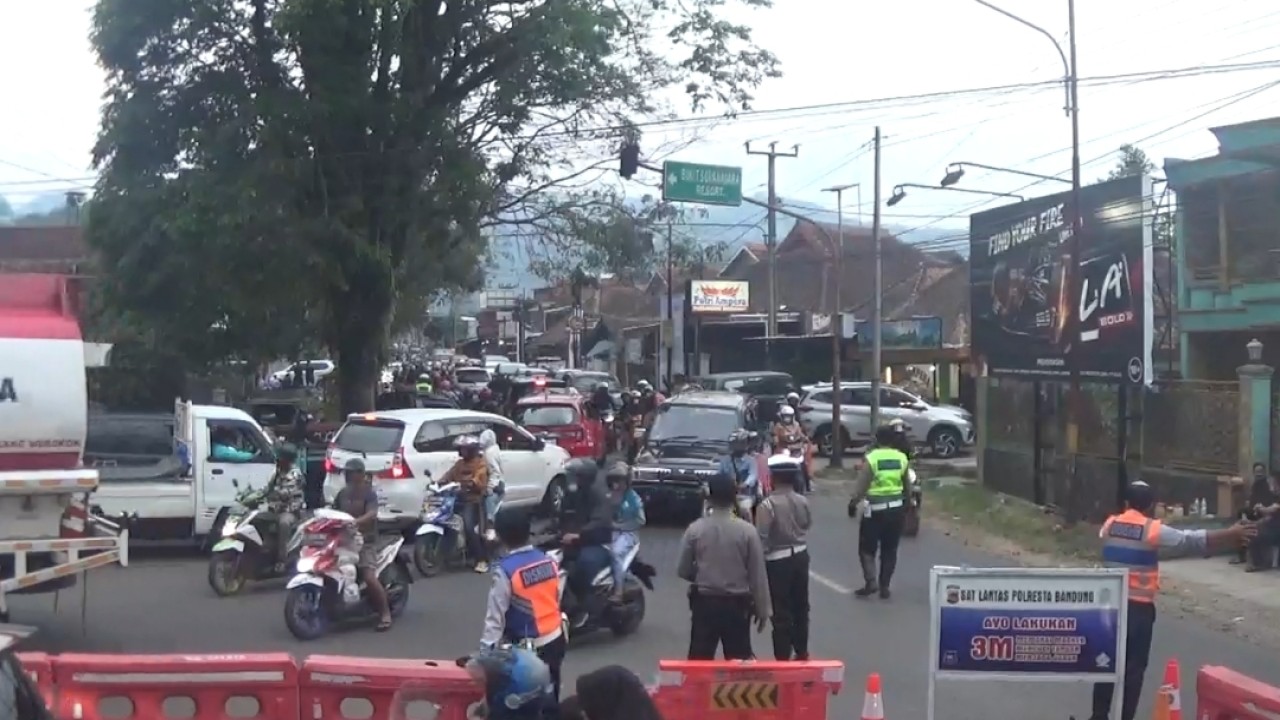 Petugas melakukan rekayasa lalulintas saat arus balik wisatawan di kawasan Soreang, Kab Bandung, Kamis, (5/5/22). Foto: Saifal Ode