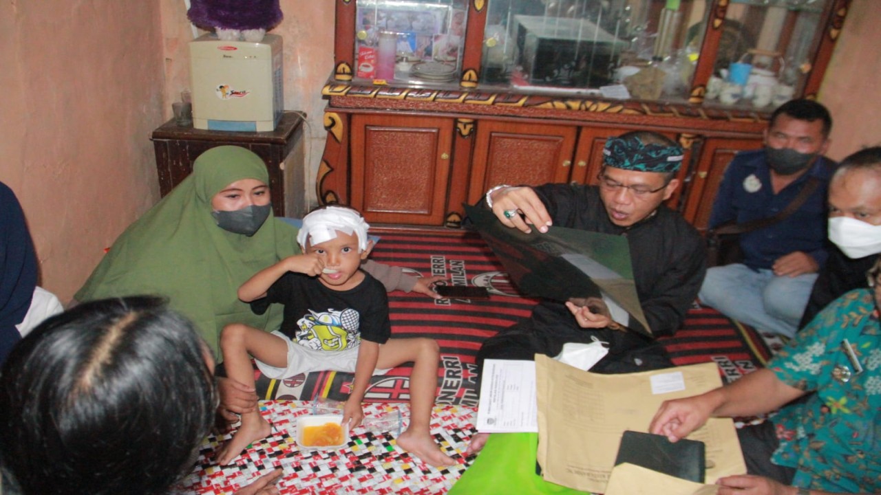 Bupati Bandung Kunjungi rumah anak terserempet kereta api