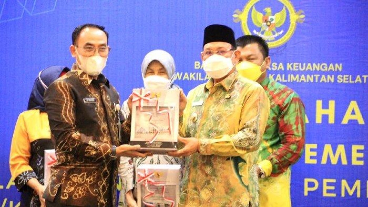 Bupati Kotabaru H Sayed Jafar SH (kanan) menerima WTP kali ketujuh berturut-turut. Foto: Diskominfo Kotabaru