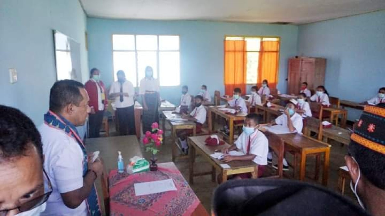 Bupati Manggarai, Herybertus GL Nabit saat memantau pelaksanaan ujian sekolah di SDK Taga, Kecamatan Langke Rembong, Kamis (12/5/2022). Foto (Istimewa)