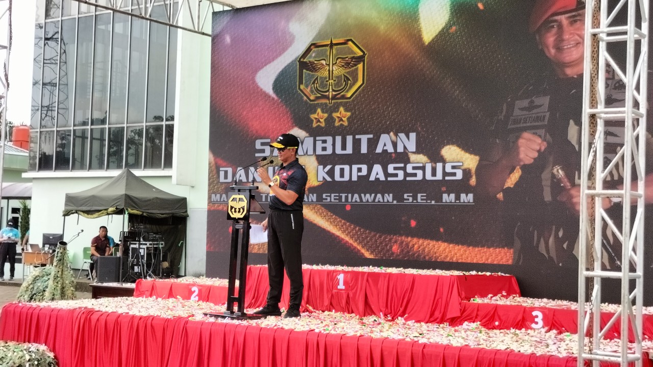 Danjen Kopassus tutup lomba terjun payung dalam ruangan. Foto: Saifal Ode