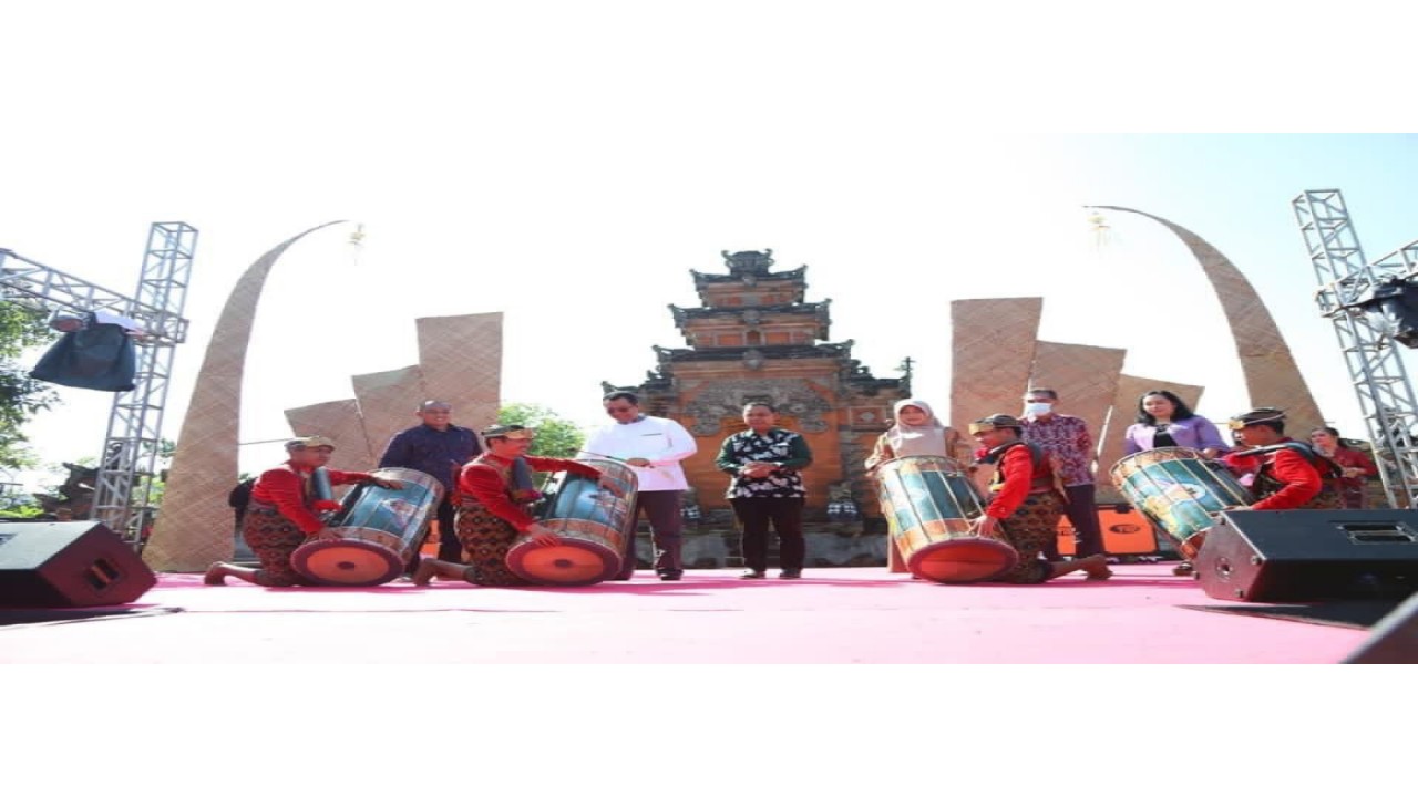 Gubernur Nusa Tenggara Barat,   Zulkieflimansyah, membuka secara resmi Gebyar Budaya Tahun 2022 yang berlangsung di Taman mayura, Mataram, Sabtu (21/5/2022).
