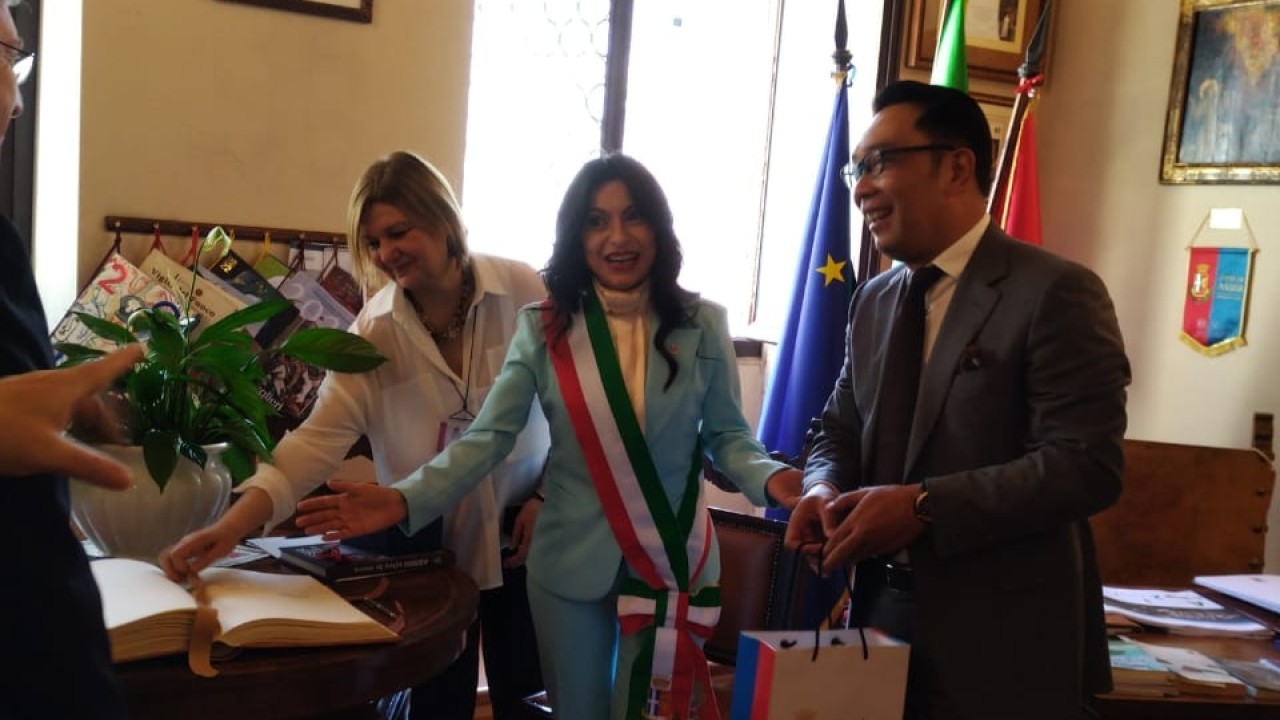 Gubernur Jawa Barat Ridwan Kamil memberikan cinderamata kepada Wali Kota Assisi Stefania Proietti, Sabtu (21/5/2022). Foto: Istimewa