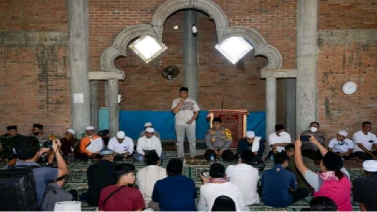Gubernur Zulkieflimansyah saat memberikan arahan kepada jamaah di Masjid Nurul Hidayah, Dusun Bangket Lauq, Desa Mareje, Kecamatan Lembar, Kabupaten Lombok Barat, Jumat (6/5/2022). (Foto: Ist)