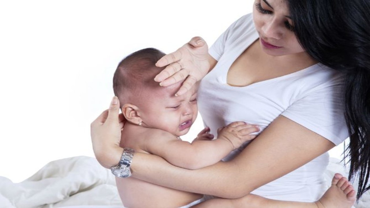 Ilustrasi ibu sedang merawat anaknya yang sedang sakit/ist