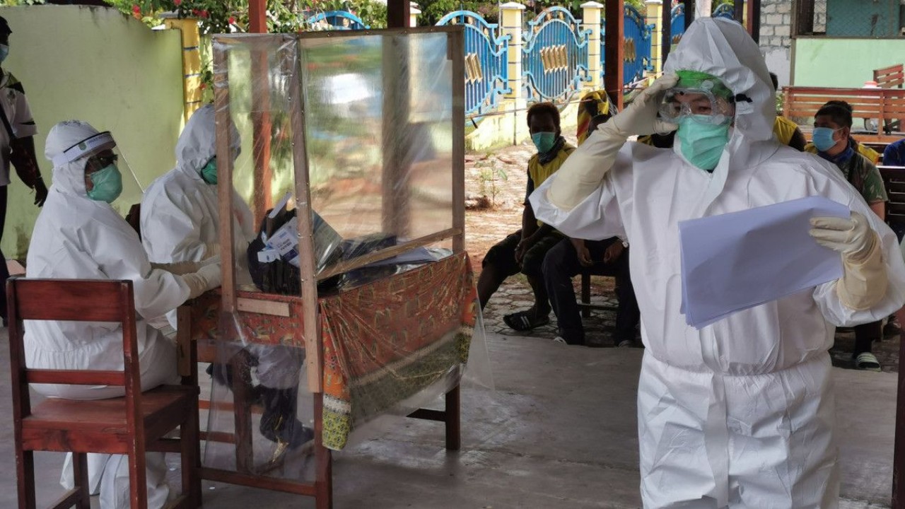 Ilustrasi petugas medis sedang melakukan pendataan pasien/ist