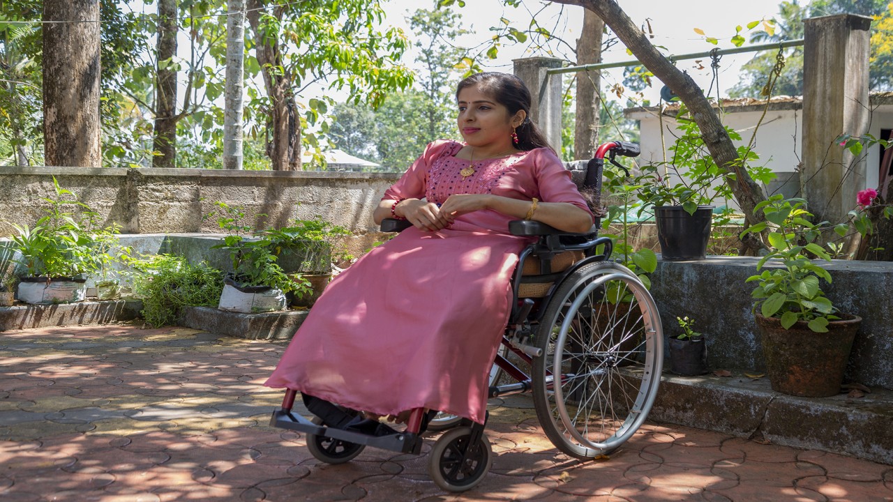 Ilustrasi wanita menggunakan kursi roda/ist