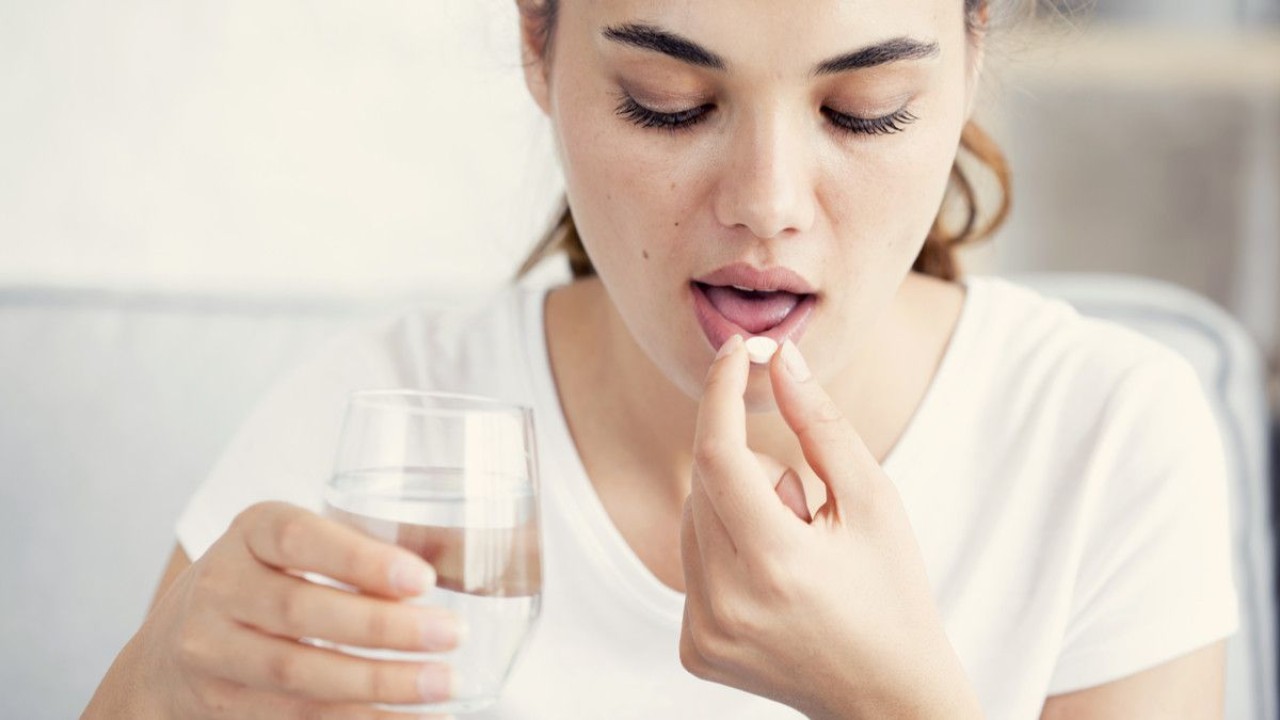 Ilustrasi wanita sedang meminum pil kontrasepsi/ist