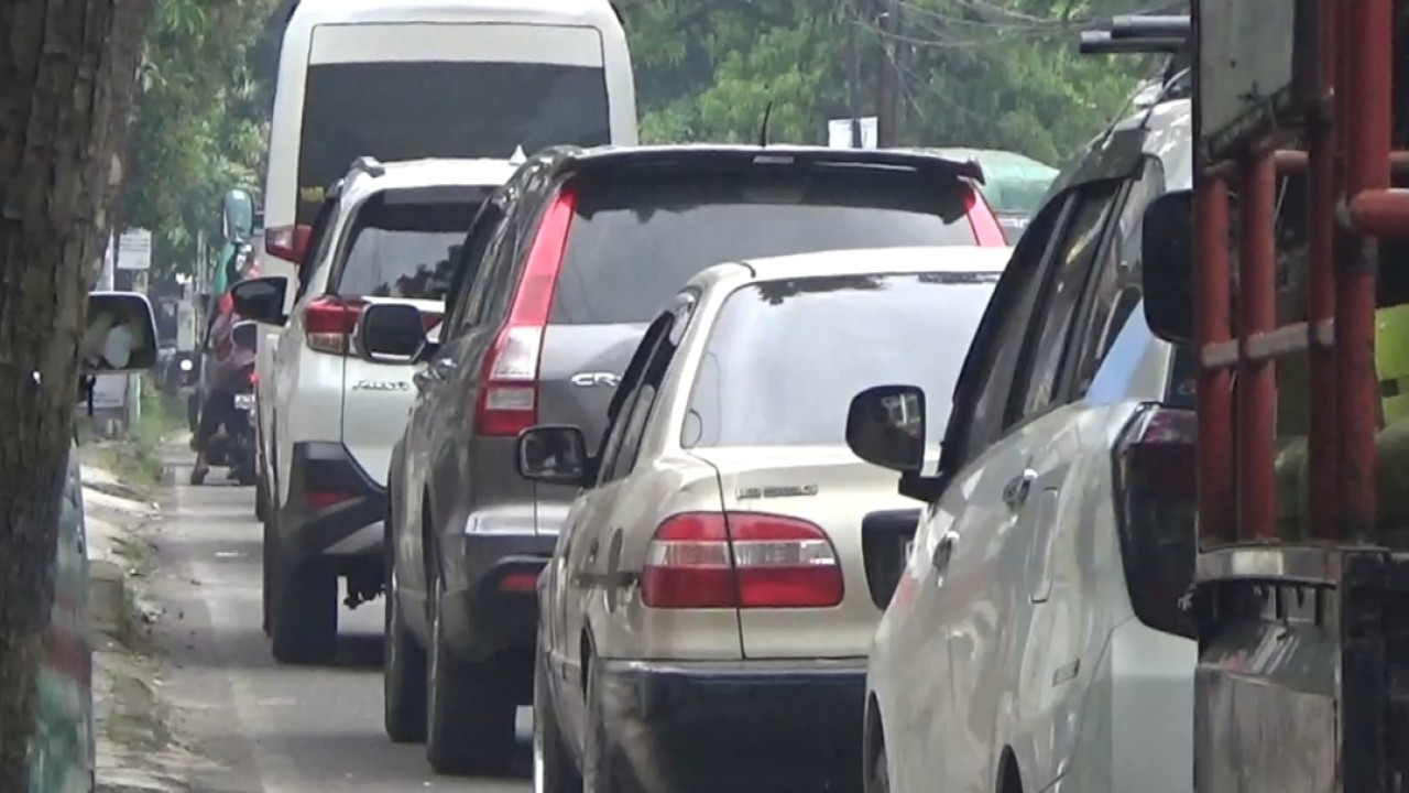 Jalur wisata Ciwidey ramai pengunjung. Foto: Saifal Ode