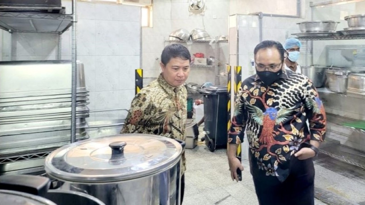 Menteri Agama Yaqut Cholil Qoumas meninjau kesiapan layanan katering untuk jamaah haji Indonesia di Madinah, Arab Saudi.  (Humas Kemenag)