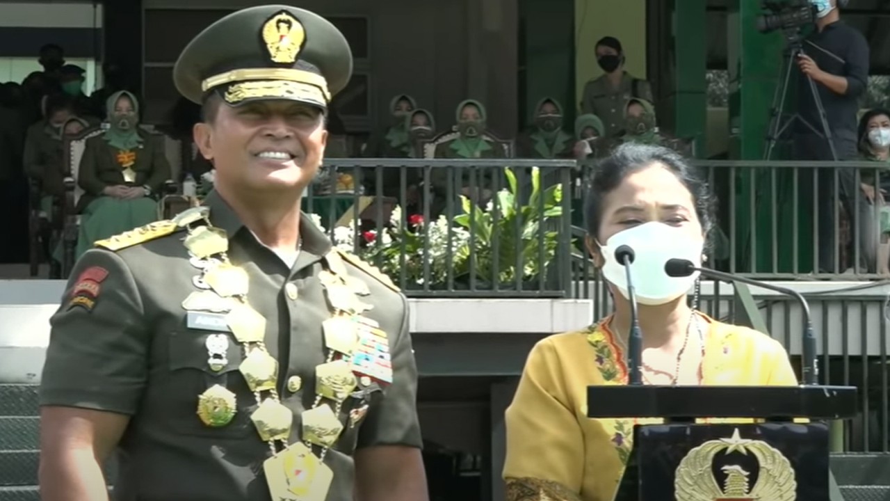 Jenderal TNI Andika Perkasa (kiri) dan  Rosmery Simbolon ibu dari seorang Taruna Akmil asal Pematangsiantar/ist