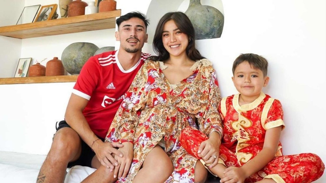 Jessica Iskandar (tengah) bersama suami dan anaknya/ist