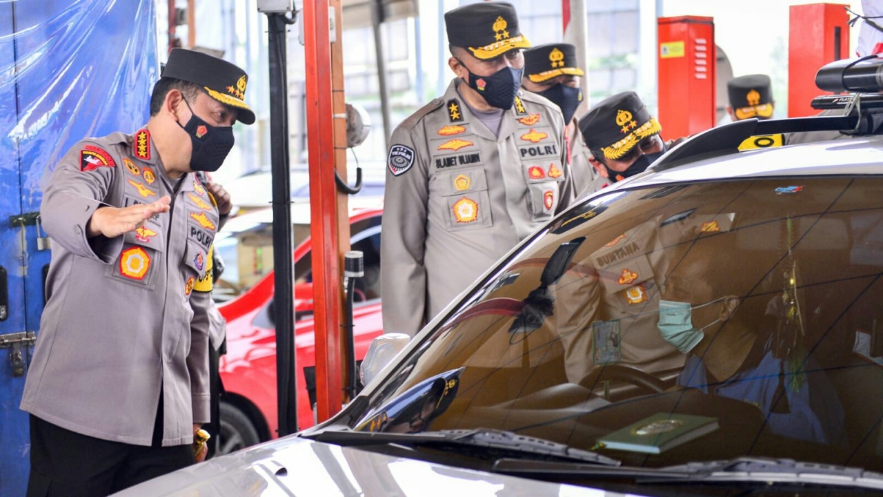 Kapolri Jenderal Listyo Sigit Prabowo saat meninjau arus mudik.