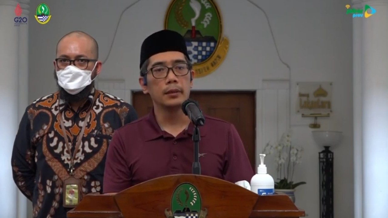 Elpi Nazmuzzaman Pihak keluarga Gubernur Jawa Barat, Saat Konferensi Pers di Gedung Sate Bandung, terkait hilangnya putra gubernur Jabar, Jumat, (27/5/22).