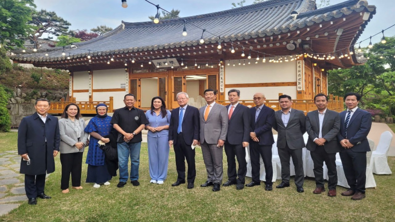 Ketua MPR RI Bambang Soesatyo (keempat kiri) bersama para pengusaha Korea Selatan. Foto: Dok MPR