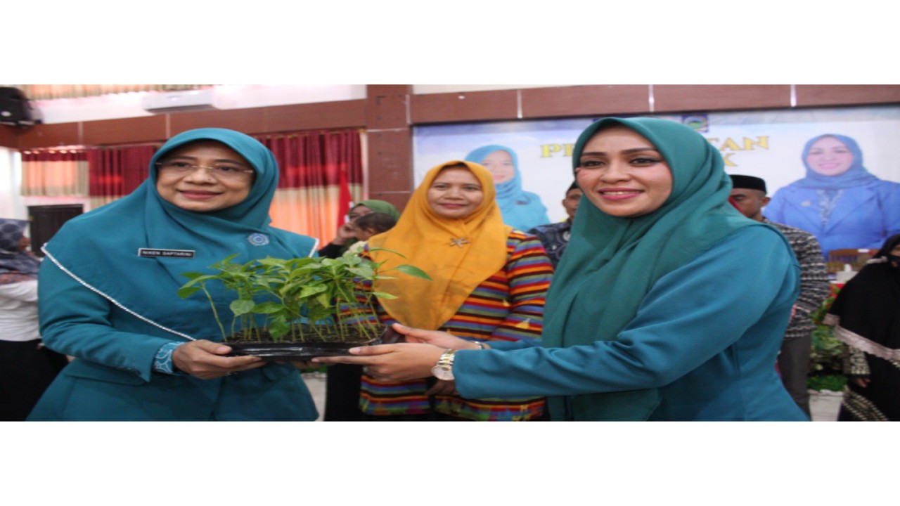 Ketua TP-PKK Provinsi NTB,Niken Saptarini Widiyawati Zulkieflimansyah (Kiri). Foto (Istimewa)