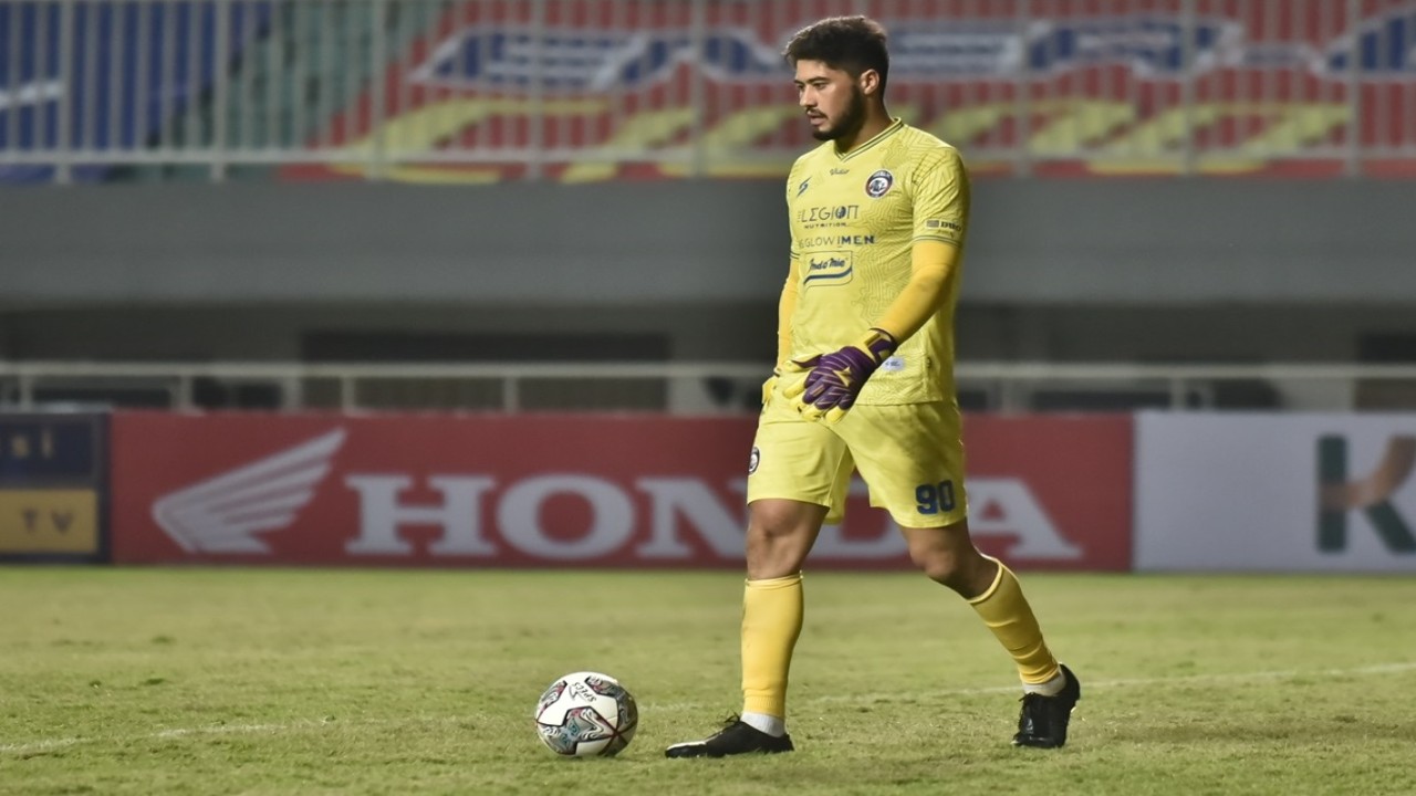 Kiper andalan Arema FC, Adilson Maringa