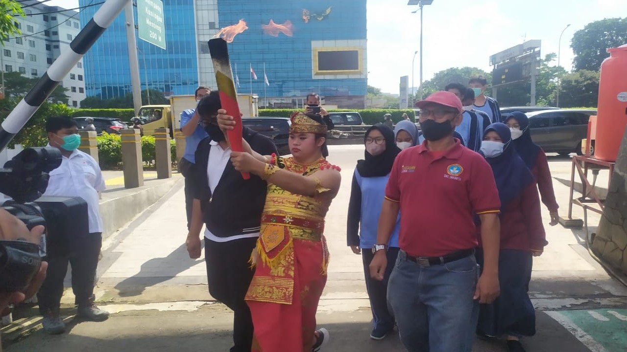 Kirab obor olimpik Pesonas ke-28