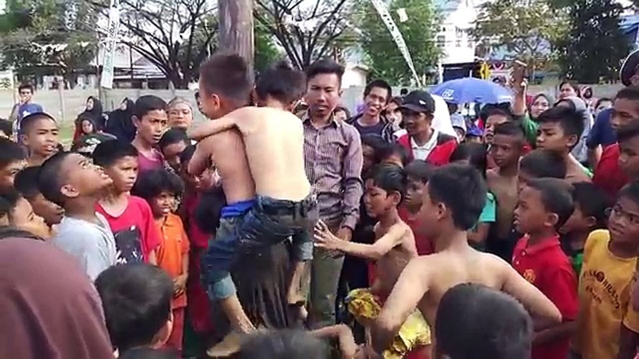 Lomba panjat pinang/ist