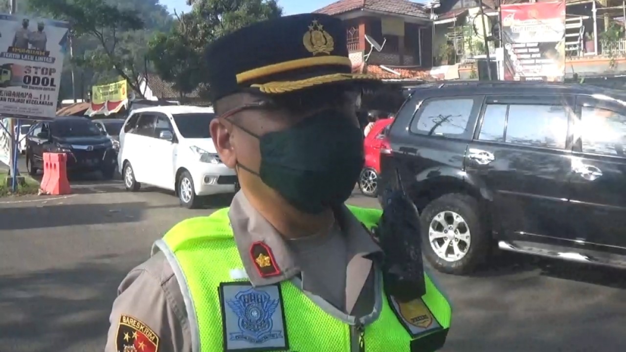 Petugas kepolisian memberi himbauan pada wisatawan agar jaga keselamatan dan patuh pada rambu lalulintas. Foto: Saifal Ode